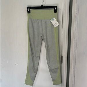 Gymshark NWT Hyper-Amplify Seamless Leggings
Lime/Gray Butt Lifting Size Medium